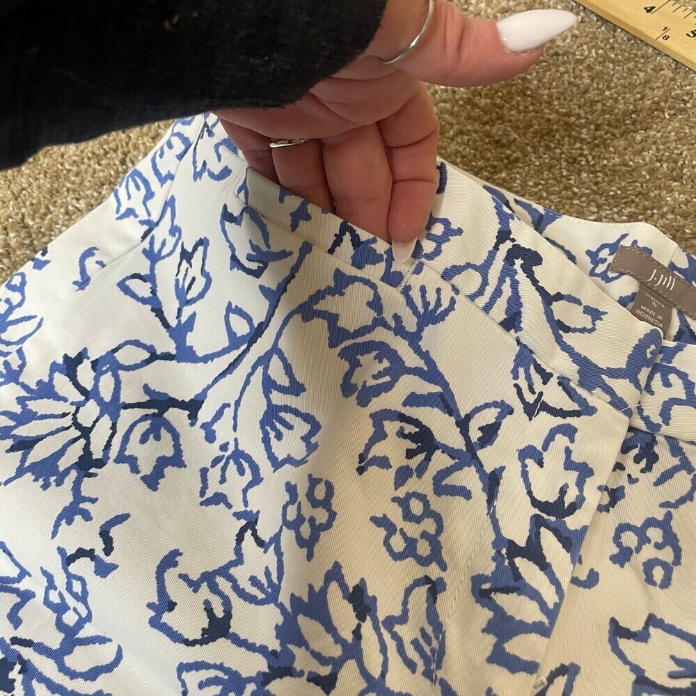 J. Jill Essential Cotton-stretch pants white with blue floral women’s SZ 8 crop - Picture 4 of 9